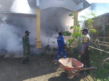 Babinsa Dan Babinkamtibmas Dampingi Fogging Di Wilayah.
